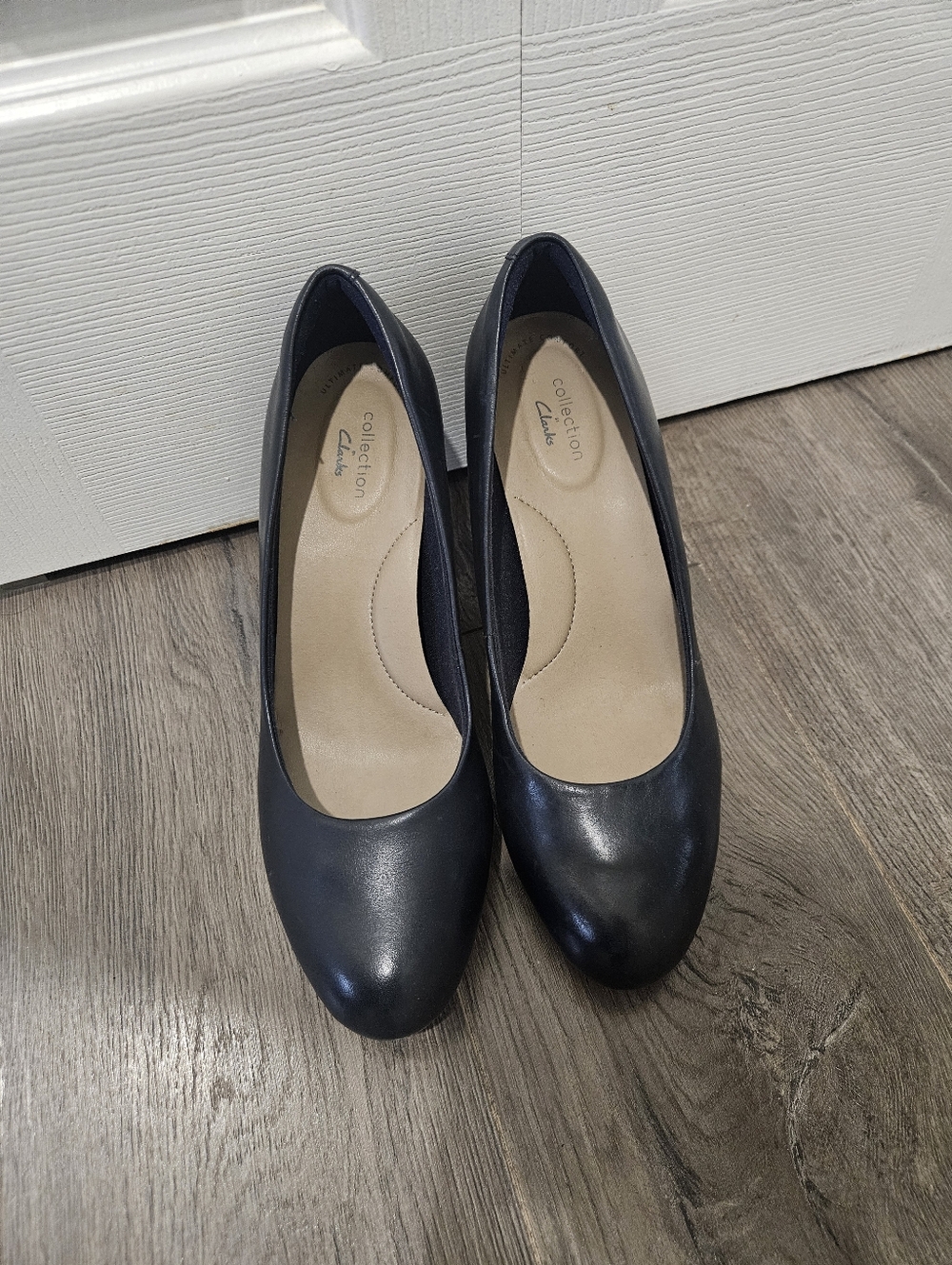 Clarks Adriel Viola Navy Leather Round-Toe Pumps - Size 8.5